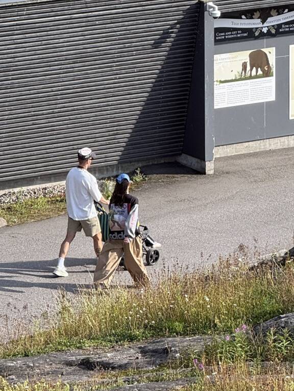 Stailistina tunnettu Maria ei todellakaan ollut kiskonyt ylleen pillifarkkuja, vaan vintage-paita sai kaverikseen vimmatusti hulmuavat väljät pöksyt. Jare-isä työnteli rattaita.