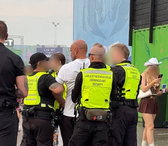 Yhdessä kohtaa kansallisaarteen oli piirittänyt ainakin viisi järkkäriä.