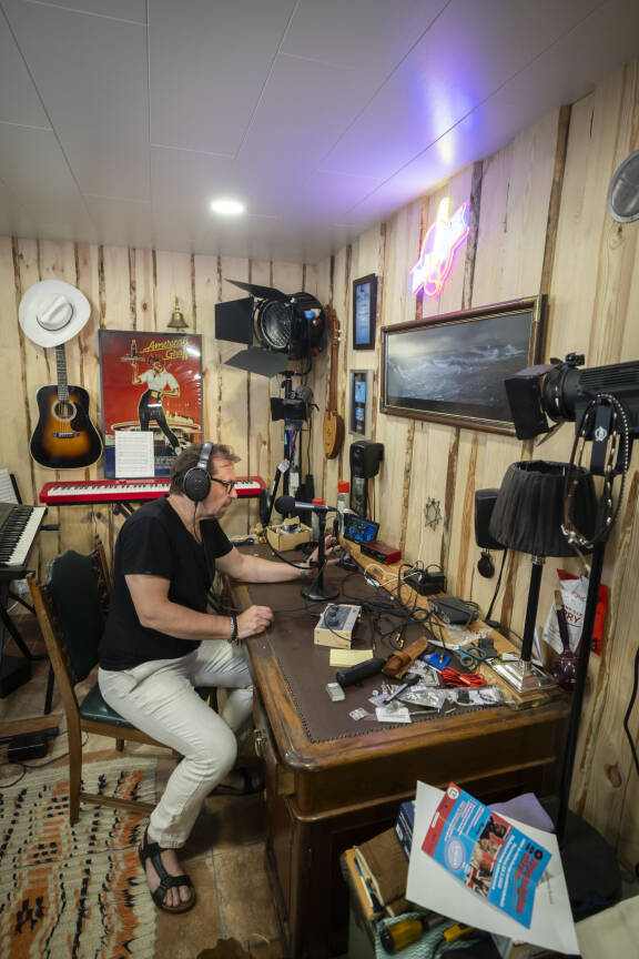Miesluolasta löytyy studionurkkaus, jossa onnistuu niin musiikkihommat kuin äänikirjojen lukeminen.