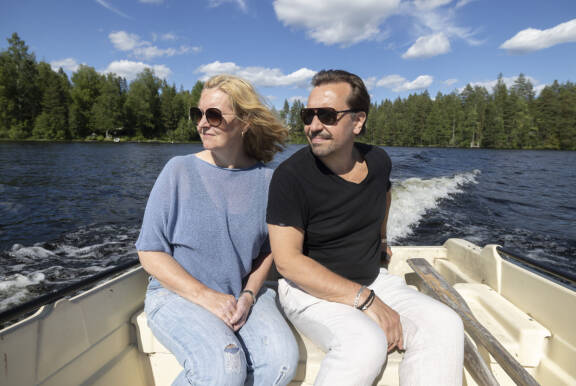 Januksen ja Sariannan kesäparatiisi sijaitsee lähisaaressa keskellä järvi-idylliä, johon pari suhauttaa mantereelta moottoriveneellä aika alta yksikön.