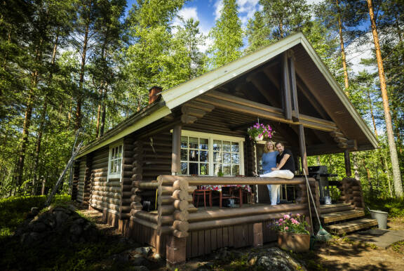 Mökillä Januksen ja Sariannan kelpaa rentoutua kauniina kesäpäivinä.