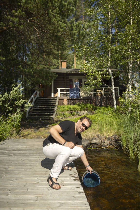Mökkisaarta ympäröi puhdasvetinen järvi.