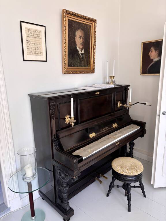 Oskar Merikanto kävi hakemassa pianonsa Duysenin pianotehtaalta Itävalta-Unkarista 1800-luvulla.