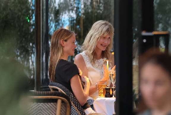 Laura Dern ja näyttelijä Marissa Long illallistivat elokuussa 2023 Pariisissa.