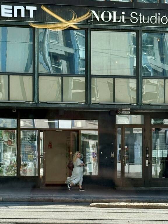 Räps! Lonkerotölkkiä kantanut ja siitä juonut Johanna Tukiainen tallusteli Helsingin Kurvissa.