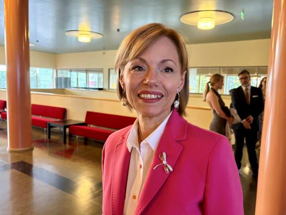 Suurlähettiläs hehkuttaa Seiskalle estoitta laulajalegenda Arja Saijonmaata.