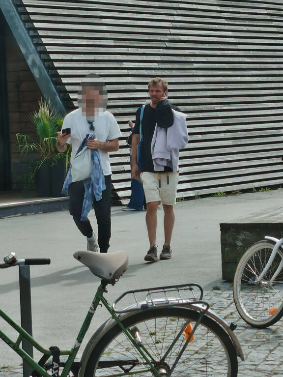 Jasper ja seuralaisensa odottivat kyytiä Löylyn ulkopuolella.