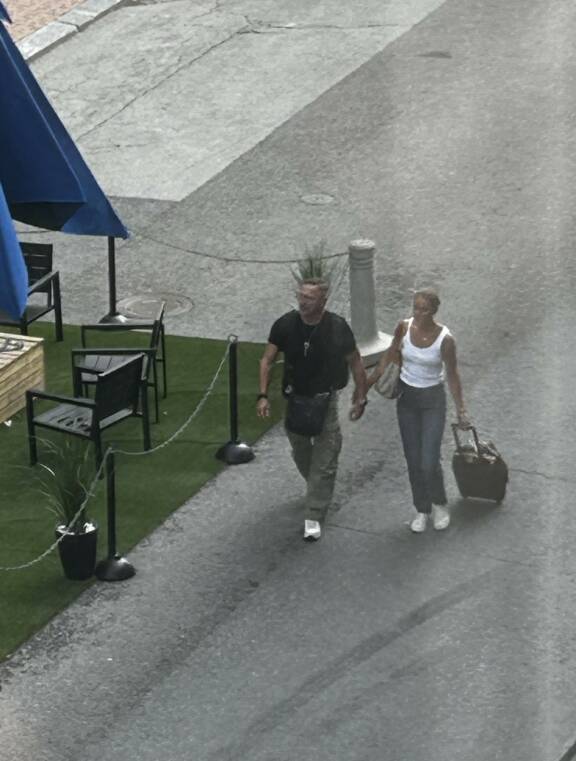 Karita ja Sami poistuivat hotellista toisiaan käsistä pidellen.