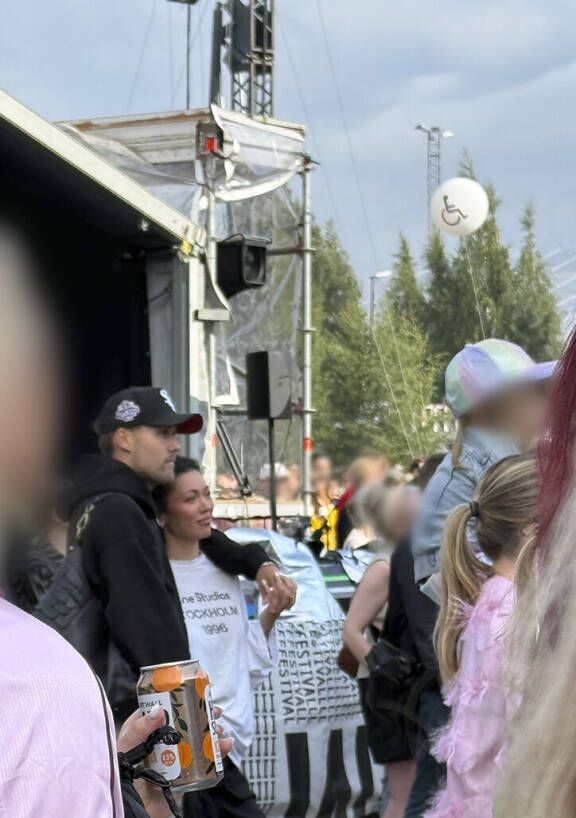 Ahti ja Shirly kuuntelivat J. Karjalaisen keikkaa kainaloittain sunnuntaina (16.8.). rahvaan yleisön seassa. Ahti ja Shirly asuvat nykyisin avoliitossa.