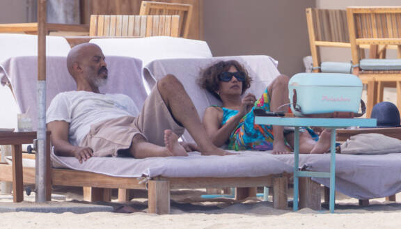 Halle Berry ja Van Hunt ottivat rennosti Los Cabosin hiekkarannalla pehmustetuilla aurinkotuoleilla. Värikäs hellemekko, kylmälaukku ja meri vieressä – synttäriloma ei paljon paremmaksi muutu.