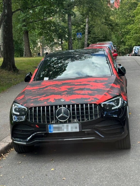 Turistin autoa muistettiin parkkisakolla.