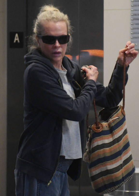 Kim Basinger kuvattiin arkisella asiointireissulla Beverly Hillsissä.