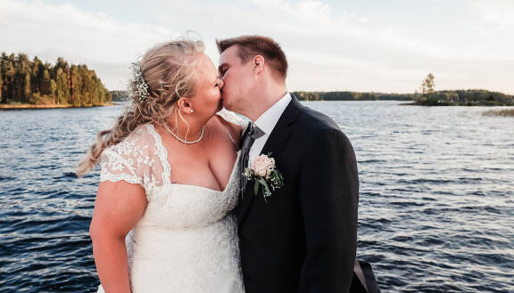 Mika kosi Sannaa öljypropulla.