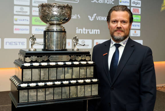 Sami Kapanen kuvattuna Kanada-maljan rinnalla.