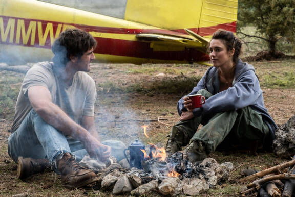 Jacob Elordi ja Margaret Qualley elokuvassa The Dog Stars.