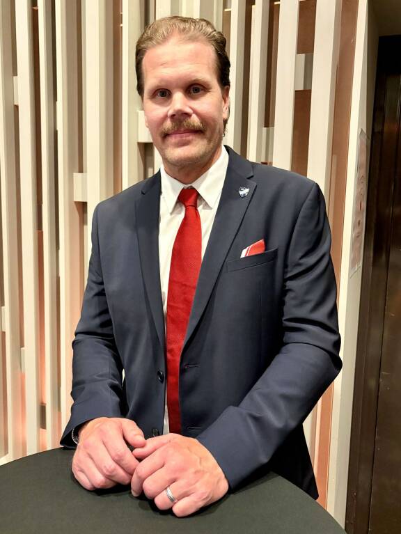 Helsingin IFK:n ruskettunut päävalmentaja Olli Jokinen pelaa kovaa pokeria kauden kynnyksellä.