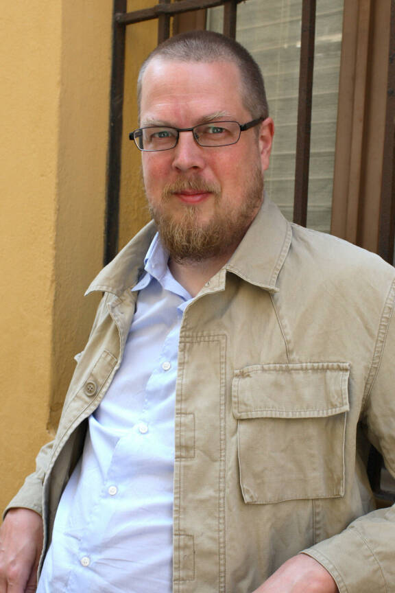 Tuomas poseeraamassa totutussa lookissaan ja kauluspaidassa vuonna 2013.