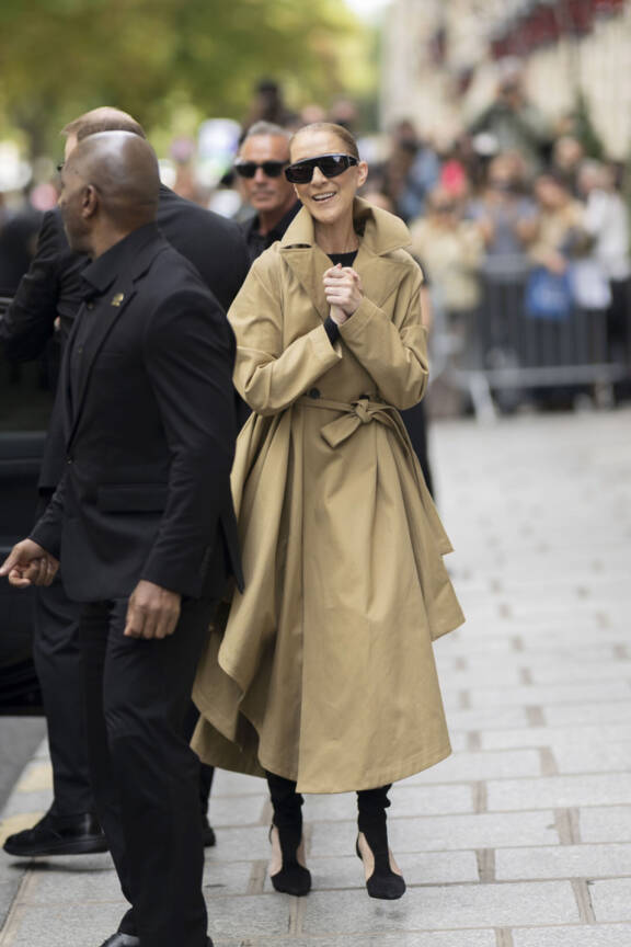 Céline hymyili onnellisena saapuessaan Pariisiin ennen syyskuisia konserttejaan.