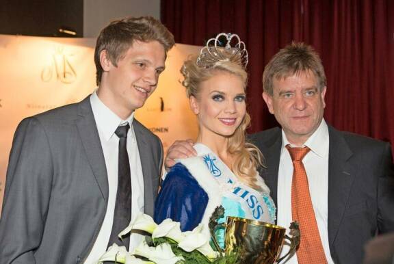 Lotta kruunattiin Miss Suomeksi 2013. Hänen ja jääkiekkoilija Kristian Näkyvän (vas.) liitto päättyi avioeroon 2019. Lotan isä Aki Hintsa menehtyi vuonna 2016.