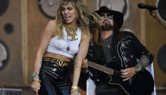 Miley Cyrus ja hänen isänsä Billy-Ray esiintyivät yhdessä Glastonbury -festivaaleilla vuonna 2019.
