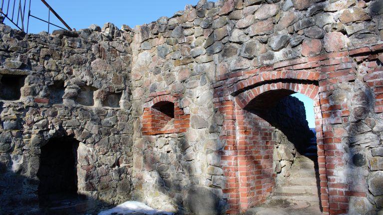 Ovi Kuusiston piispanlinnan raunioilla.