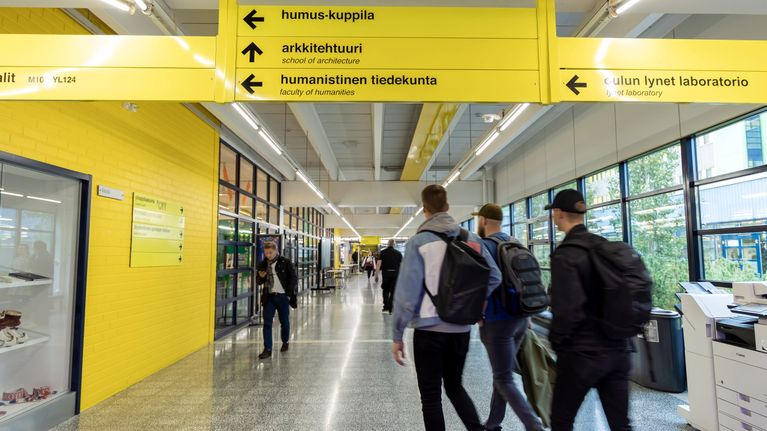 Oulun yliopiston käytävällä ihmisiä