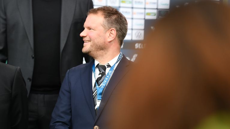 Teemu Tainio tittar åt sidan.