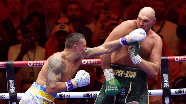 Oleksandr Usyk ja Tyson Fury nyrkkeilykehässä.