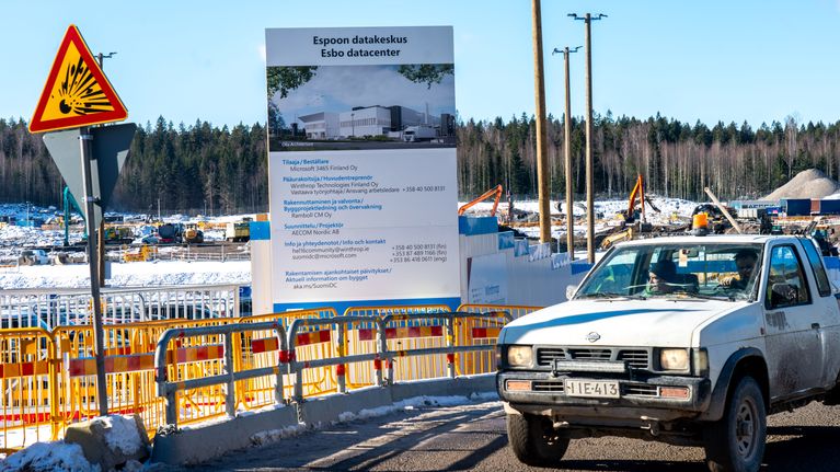 Rakenteilla oleva Espoon datakeskus. Kyltissä näkyy lisää tietoa hankkeen aikataulusta ja vastuullisista yrityksistä.