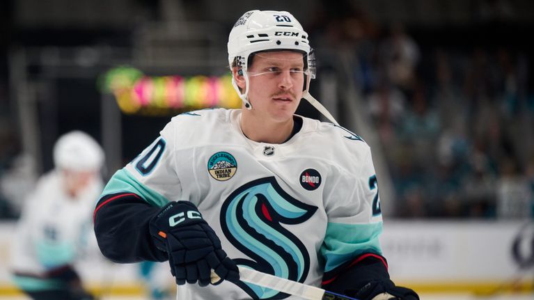 Eeli Tolvanen Seattle Krakenin peliasuassa ja kypärän hihna auki ennen ottelua.
