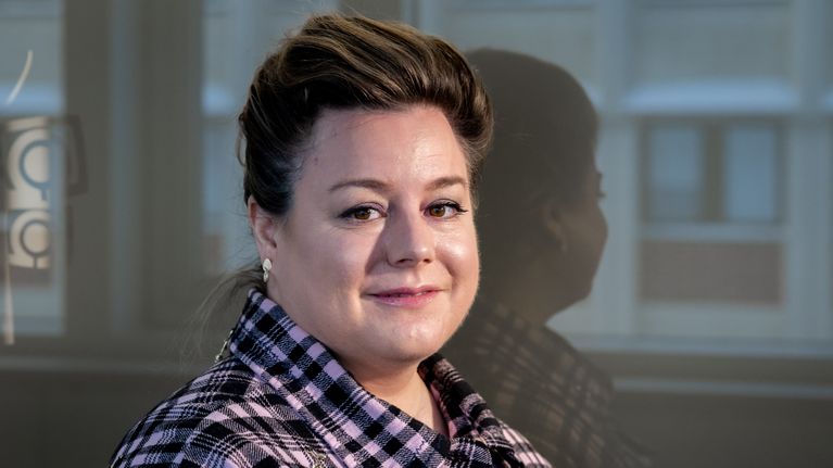 Rinna Kullaan kuva heijastuu lasista.