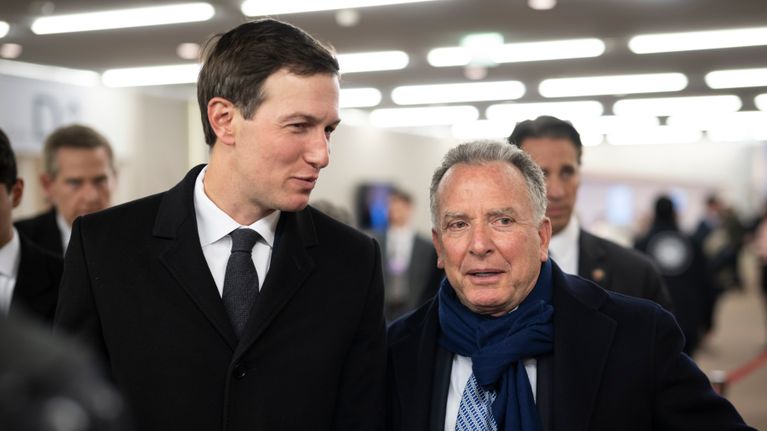 Jared Kushner och Steve Witkoff, klädda i ytterkläder talar med varandra i en korridor på Världsforumet i Davos.