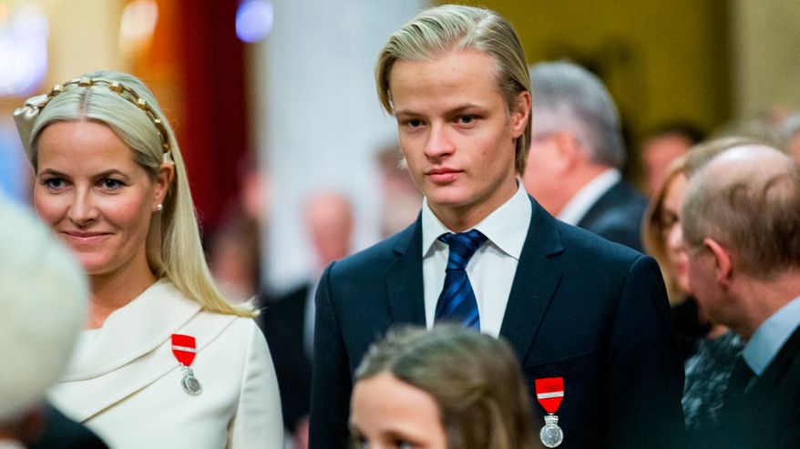 Mette-Marit ja Marius juhla-asuissa.