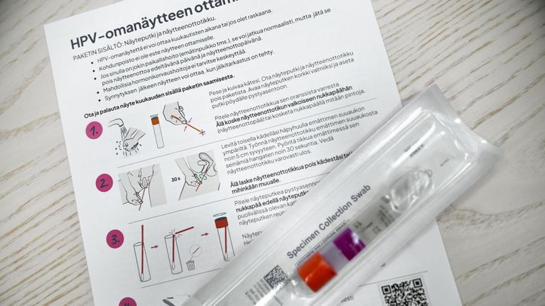 Tämä kuva näyttää HPV-omanäytteenottopaketin, joka sisältää ohjeet näytteen ottamiseen. Paketti sisältää näytteenkeräystikun, joka on tarkoitettu käytettäväksi ohjeiden mukaisesti. Taustalla näkyy tarkemmat ohjeet vaihe vaiheelta.