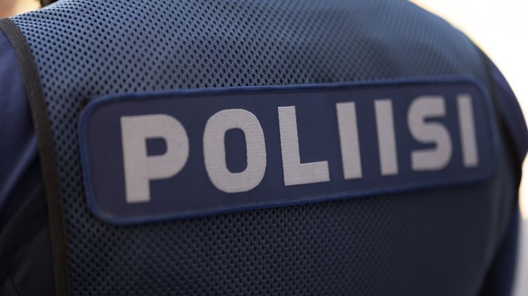 Poliisi teksti liivin selässä. 
