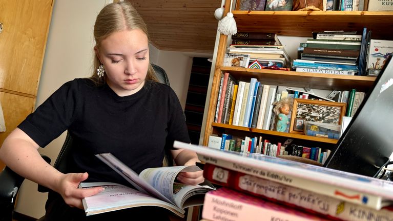 Ainu Feodoroff selailee koltansaamen kielen oppikirjoja ylioppilaskirjoituksia varten. 