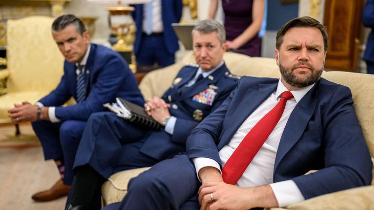 USA:s vicepresident JD Vance, USA:s försvarschef Dan Caine och försvarsminister Pete Hegseth (från höger till vänster) sitter och ser bekymrade ut i.