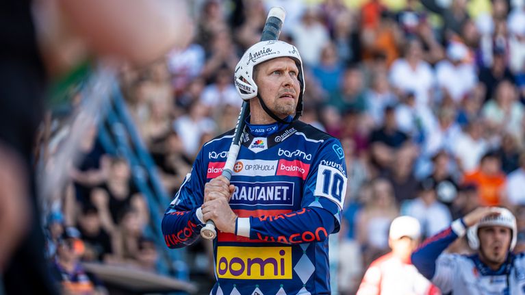 Vimpelin Vedon Henri Puputti keskittyy lyömään palloa Sotkamon Jymyä vastaan heinäkuussa 2026.