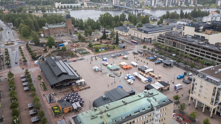 Ilmakuvassa Joensuun tori harmaana kesäpäivänä.
