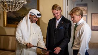 H.H. Sheikh Abdulaziz bin Ali Al Nuaimi(vas.9, Kaius Karjalainen ja Juho Nisula katsovat allekirjoittamaansa yhdistyksen perustamiskirjaa Suomenlinnassa.