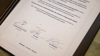 Suomalaisten nuorten yrittäjien ja Ajmanin Emiraatin H.H. Sheikh Abdulaziz bin Ali Al Nuaimin perustaman yhdistyksen allekirjoitettu peruskirja.
