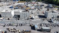 Datakeskuksen työmaan sähkönsiirtorakennuksia rakennetaan.