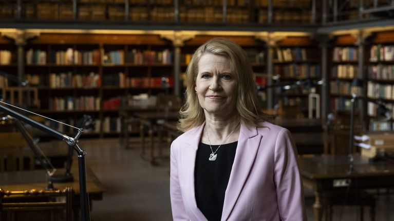 Päivi Happonen, kansallisarkiston pääjohtaja poseeraa kameralle.