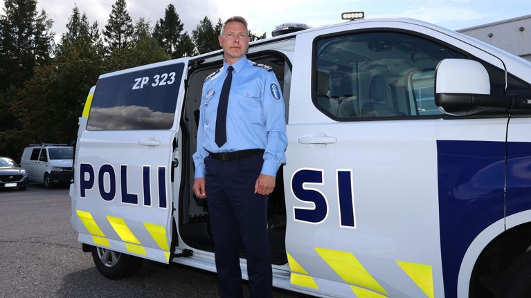 Poliisiylitarkastaja Sami Hätönen poliisiauton edessä.