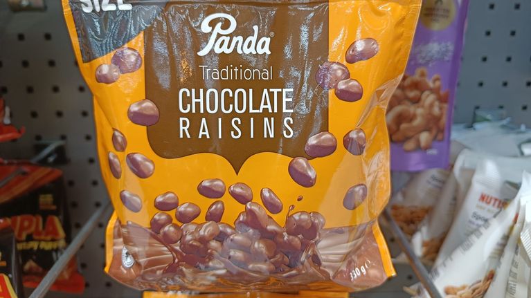 Pandan sulkaarusinapussi roikkuu kaupan makeishyllyssä.