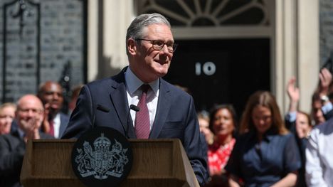 Keir Starmer kuvattiin 20. heinäkuuta pääministerin virka-asunnon edustalla Lontoon Downing Streetillä. Samana päivänä hänen paikalleen Britannian pääministeriksi nousi Andy Burnham.