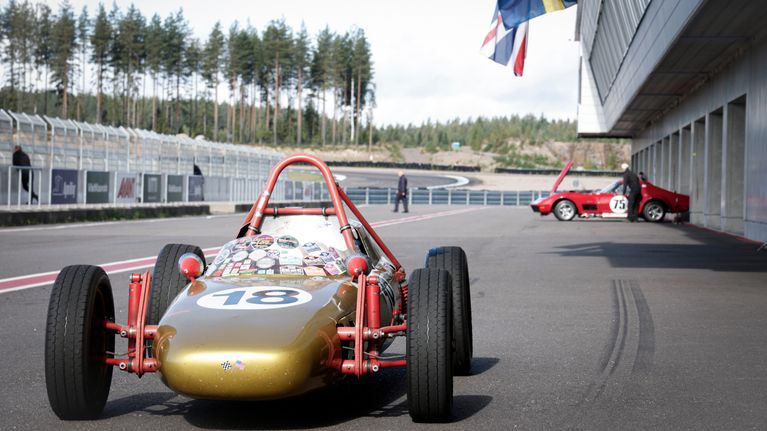Vanha formula-auto Kymi Ringin varikkosuoralla.