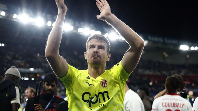 Monacon maalivahti Lukas Hradecky juhlii voittoa PSG:tä vastaan Pariisissa 4. syyskuuta 2026.