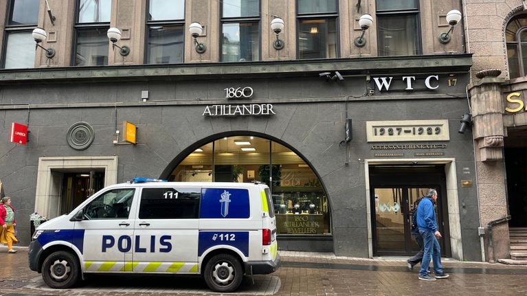 Poliisiauto parkkeerattuna Aleksanterinkadulla lähellä Plastic Surgery Centerin toimipistettä.