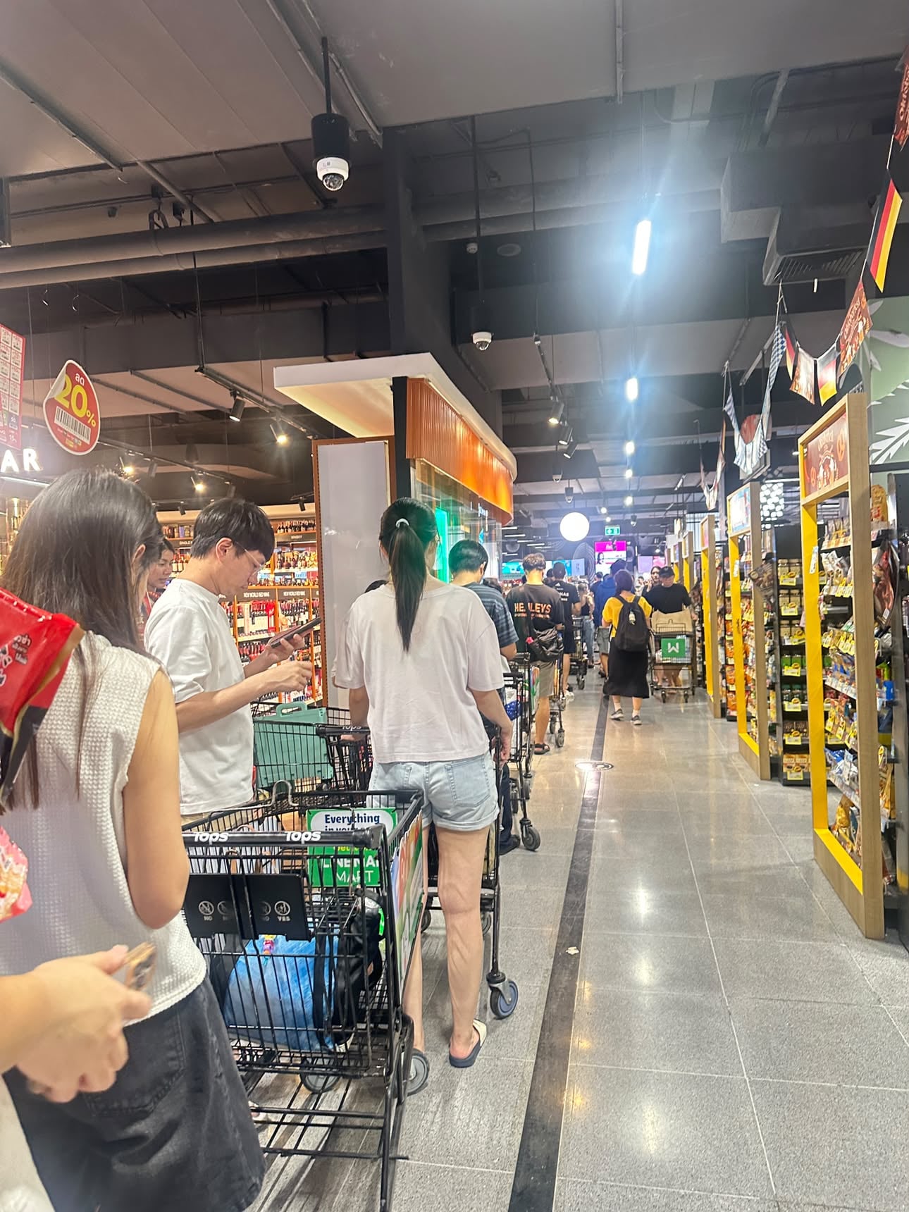 Bangkokissa asuvat vietnamilaiset kertovat, kuinka supermarkettien tavarat loppuivat ja junat olivat ylikuormitettuja sateiden aiheuttamien tulvien vuoksi - kuva 3.